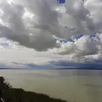 Médea A Vízparton Apartman
