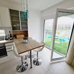Médea A Vízparton Apartman *