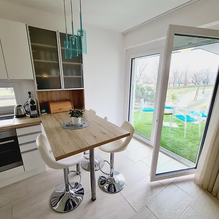 Médea A Vízparton Apartmán *